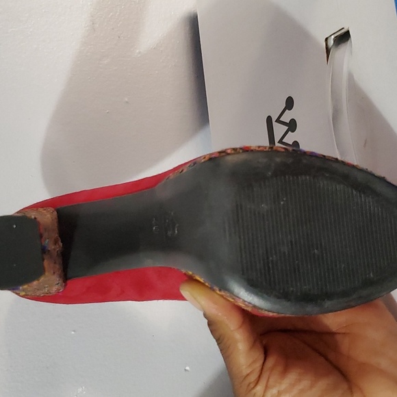 Red sueded heels - Picture 4 of 7